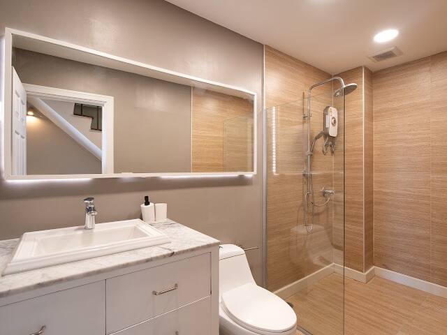 Modern and Cozy home near BTS ekkamai gallery image 5