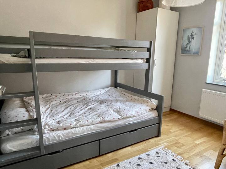 Dhoma e gjumit 2 në nivelin 2. Krevati i poshtëm ka një dyshek krevati 120*200 cm, dysheku i sipërm 90*200 cm. Në pjesën e sipërme, vetëm fëmijët nën 12 vjeç duhet të flenë në të.