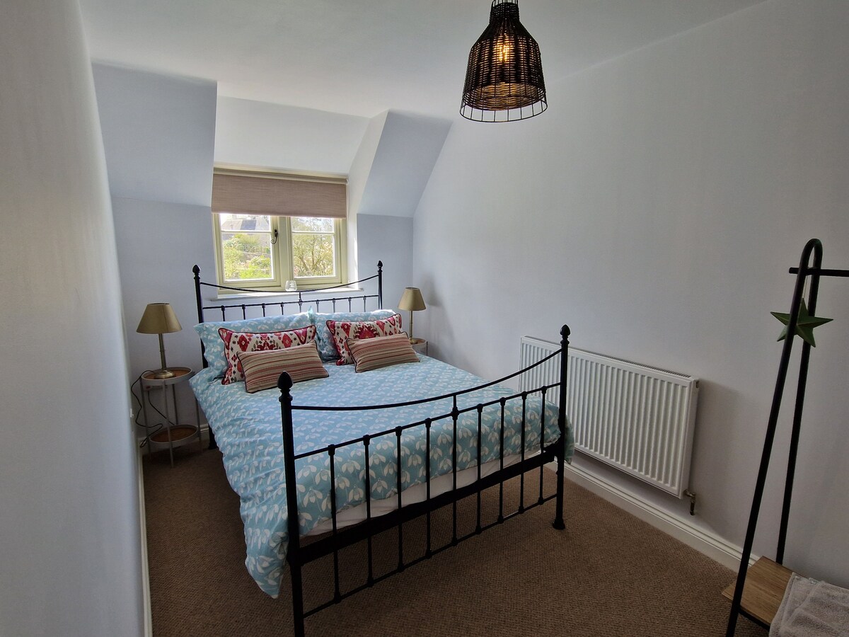 Chumba cha 2 cha kulala kinachoangalia mashamba na bustani