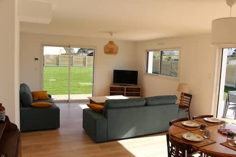 Popular Airbnb listing: Bright house with garden and beach within walking distance in Ploudalmézeau