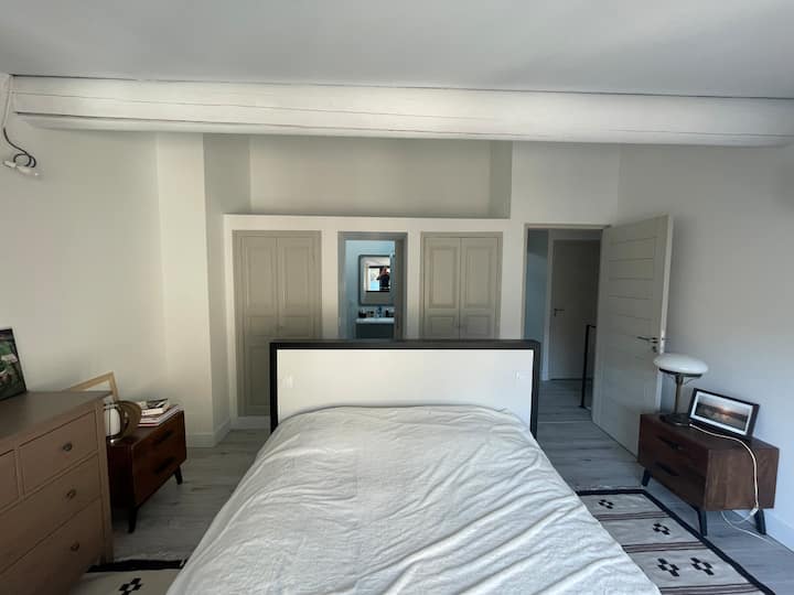 180 x 220のダブルベッド