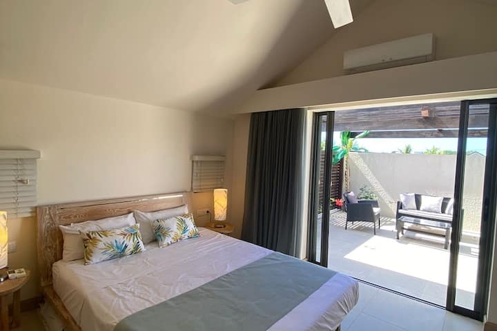 חדר השינה למעלה והמרפסת המרווחת שלו.