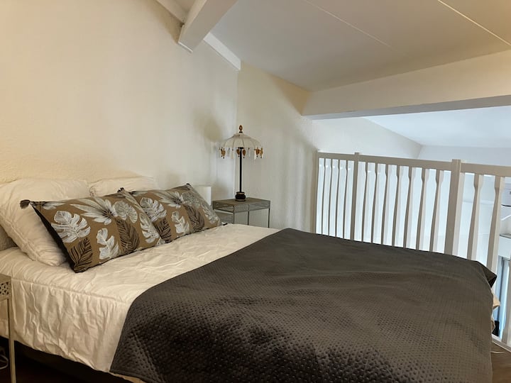 Lit double en 140. Dans la mezzanine qui permet la station debout en majorité 