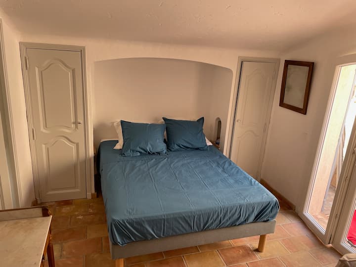 chambre parentale 2 qui donne sur le patio à l'ouest et communique avec la chambre enfant. Elle dispose d'un WC séparé indépendant, d'un cabinet de toilette avec douche et vasque et comme toute les autres pièces elle est climatisée