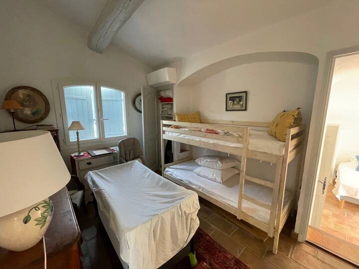 chambre enfants avec lit superposé et si nécessaire ensemble pour bébé ( lit, table )
