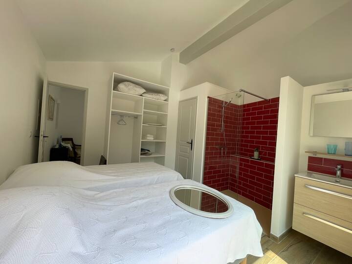 seconde chambre aile est composée de deux lits simple de 90. cette chambre copie de la précédente dispose de sa douche, son cabinet de toilette, d'une penderie et d'un wc independant