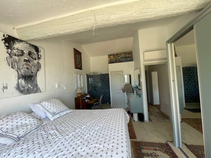 vue chambre parentale 1 avec sa douche, sa double vasque et les toilettes privés