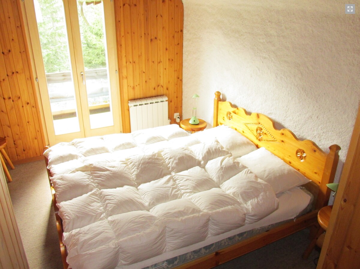 Habitación pareja 1. Un colchón debajo de la cama se puede poner al lado de la cama doble, por ejemplo para un niño.