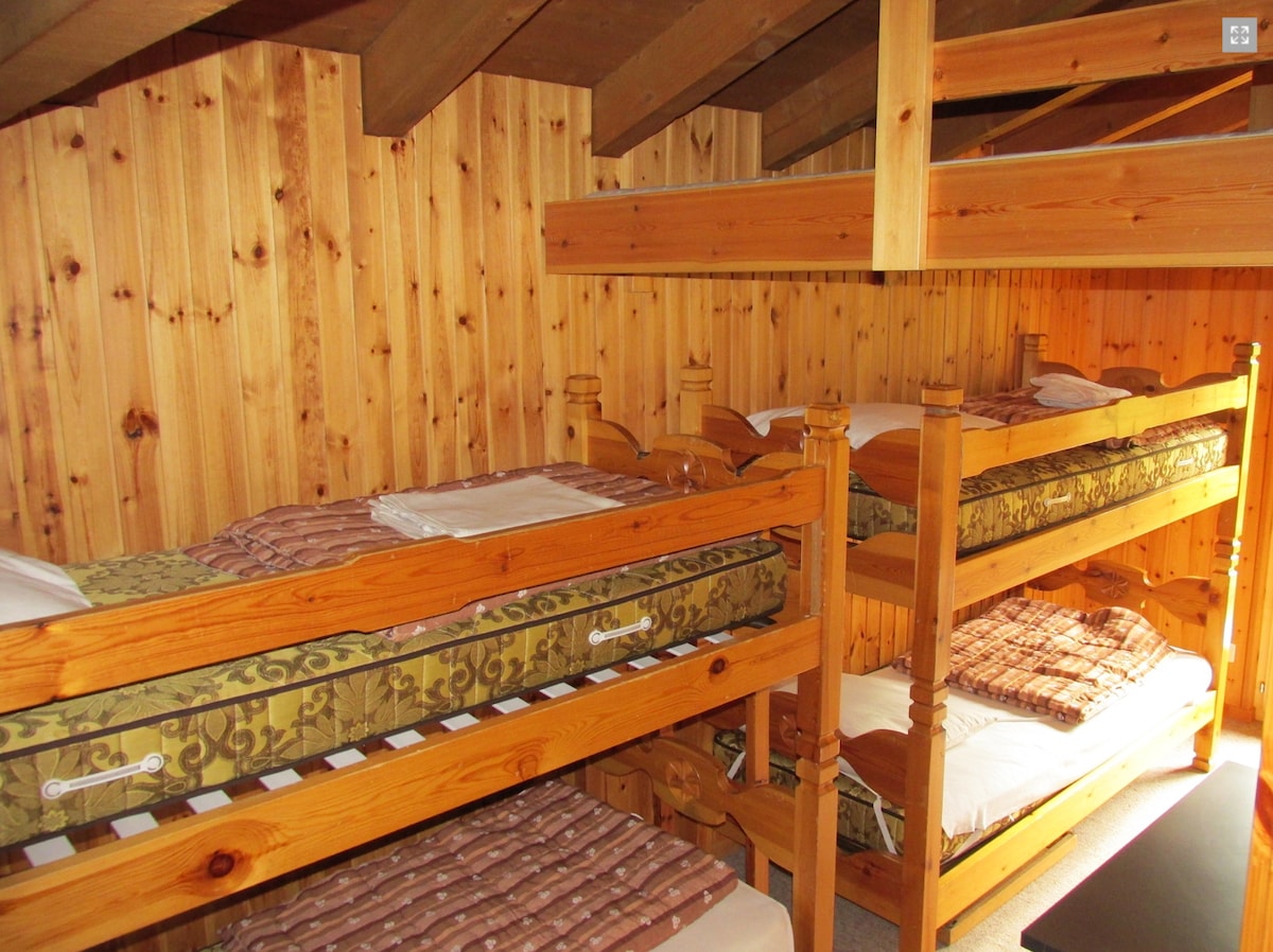 Dormitorio, con dos literas. La pequeña cama doble altillo es visible en la foto, muy cerca de las vigas del techo