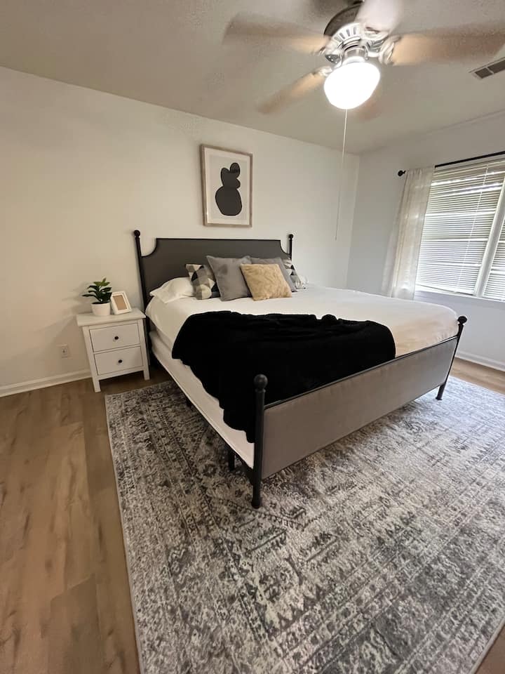 Glavna spavaća soba s bračnim krevetom, vlastitom kupaonicom i ormarom.  Al bijela posteljina i nadmadrac za odličan noćni odmor.