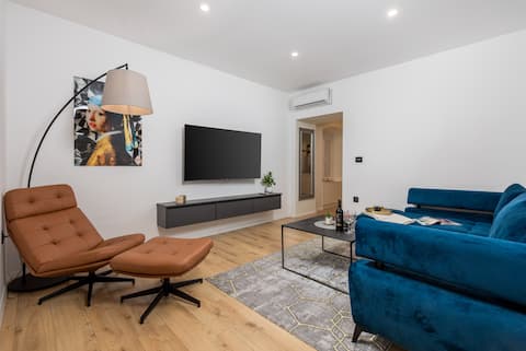 Top Airbnb: Main square view, CosyLux 2 in Mjesni Odbor Brajda Dolac