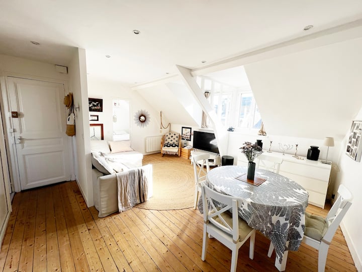 მისაღები ოთახი სასადილო მაგიდით 4 ადამიანისთვის