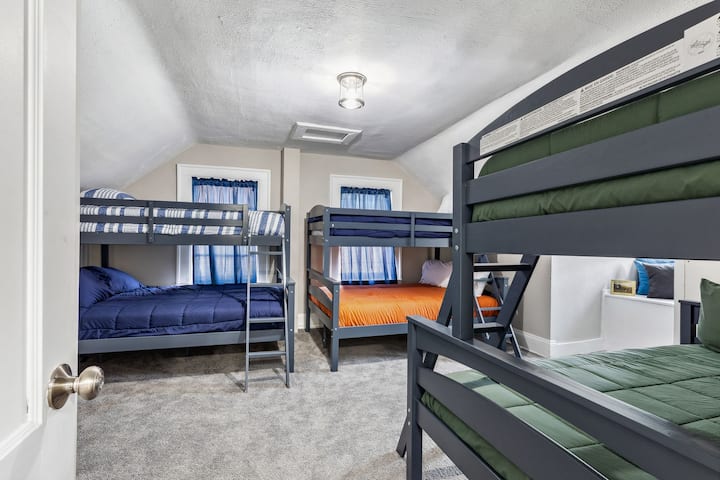 dhoma tjetër e gjumit në katin e 3-të mund të flejë 9 teknikisht, me 3 dyshe dhe 3 binjakë 