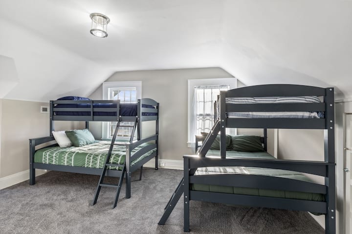 Në katin e 3-të kemi një dhomë marinari që mund të flejë 6 me një krevat të plotë në fund dhe një krevat dopio sipër