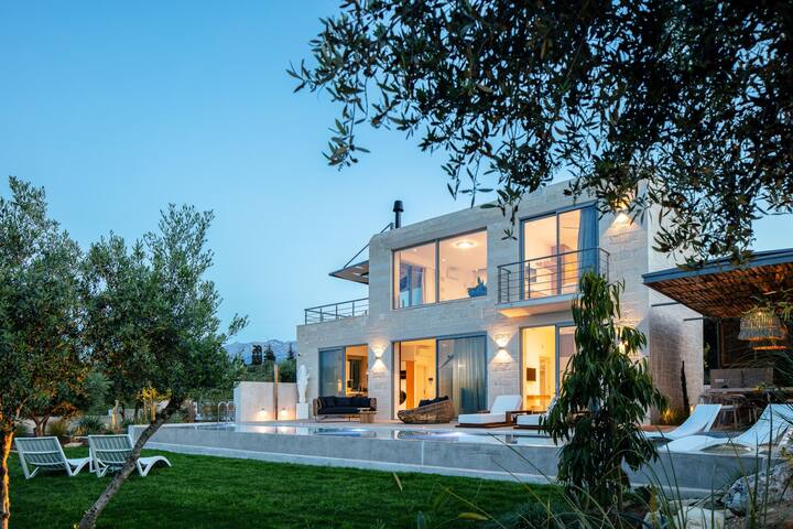 BRAND NEW Lux Villa*Heated SaltyPool*BBQ*SeaView gallery image 4