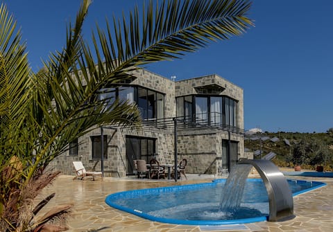 villa with cabinet and jacuzzi