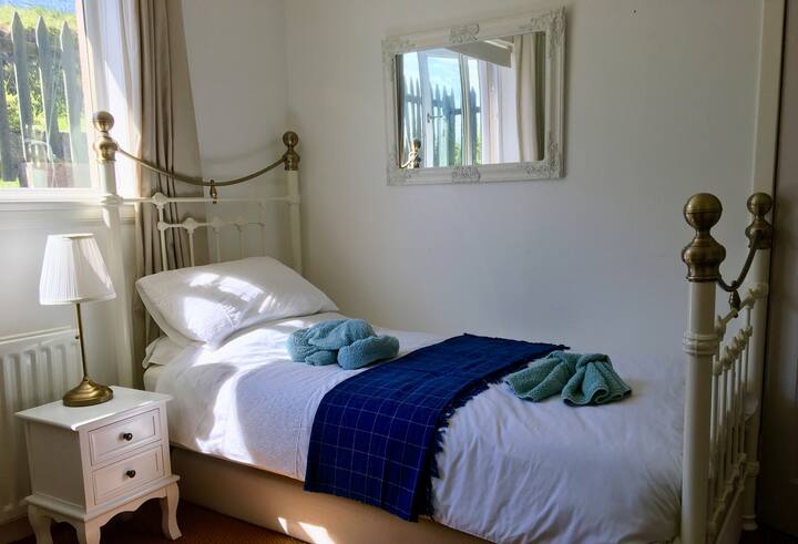 Good sized twin bedroom