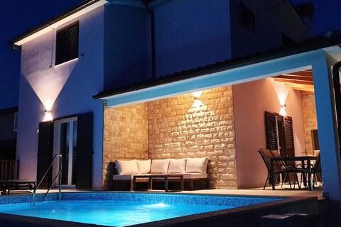 Top Airbnb: Villa El Istria • Private Pool & BBQ in Kapelica