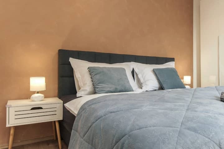 غرفة نوم بسرير بحجم كبير