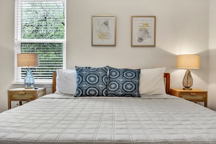 Отпуснете се в тази луксозна спалня с двойно легло, оборудвана с плюшено спално бельо и великолепен декор.