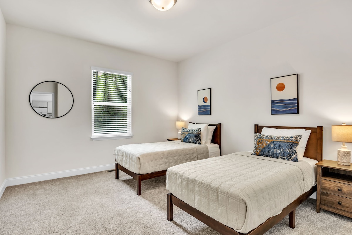 Me krevate të rehatshëm dhe dekor elegant, kjo dhomë gjumi dyshe është vendi i përkryer për fëmijë ose vizitorë.