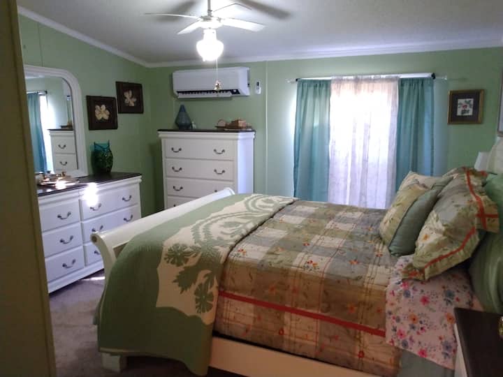 Სასტუმრო ოთახი Queen Bed