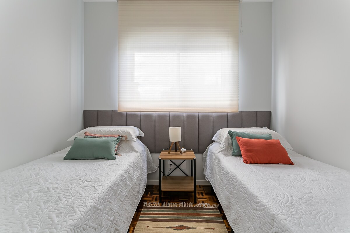 Chumba chenye vitanda viwili (ambavyo vinaweza kujiunga na vitanda na kuwa kitanda cha watu wawili).