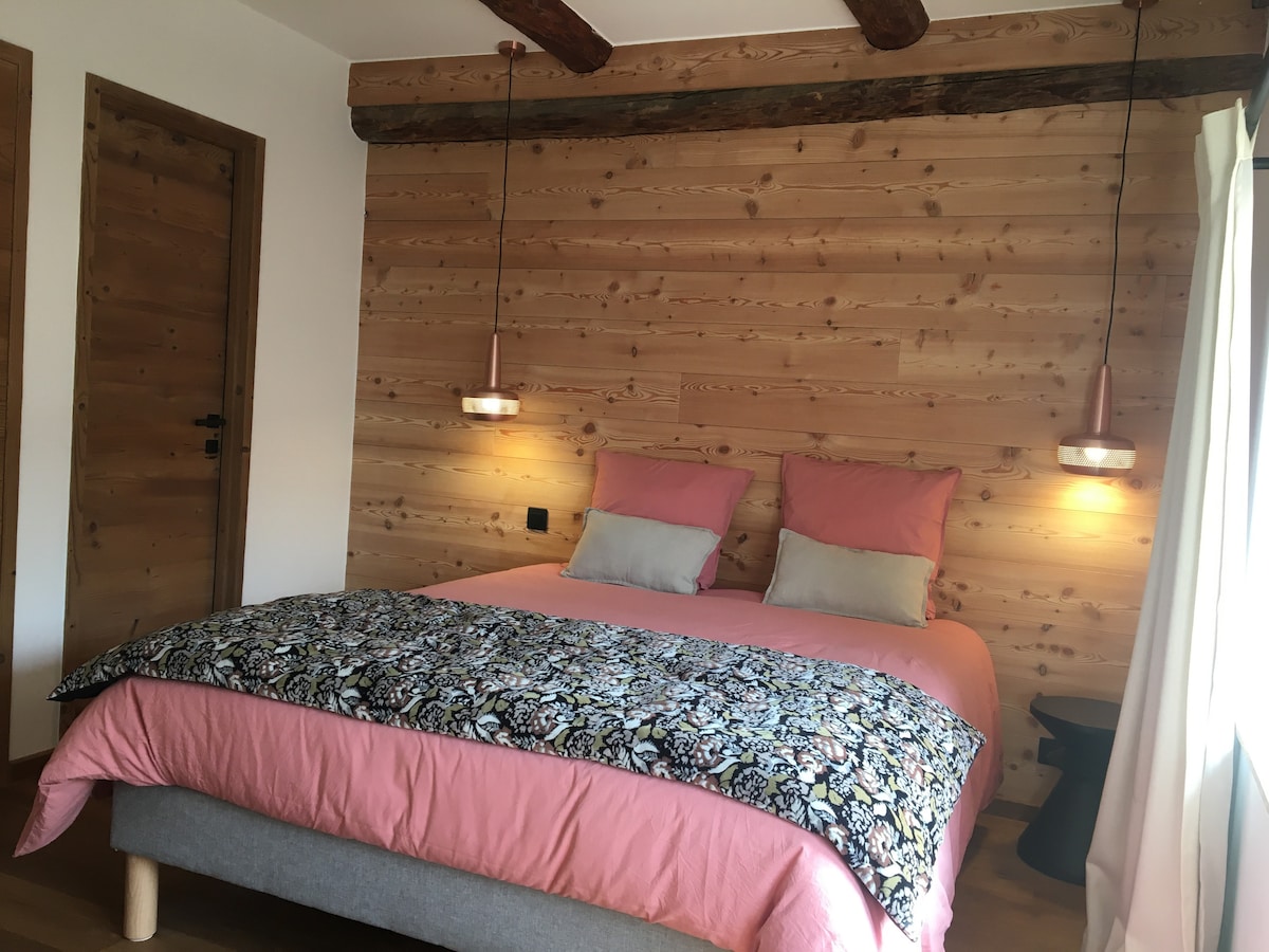 חדר שינה "כפר" עם מיטה 160, חדר רחצה צמוד עם אמבטיה ושירותים, ארון ושולחן כתיבה נוף לכפר. 