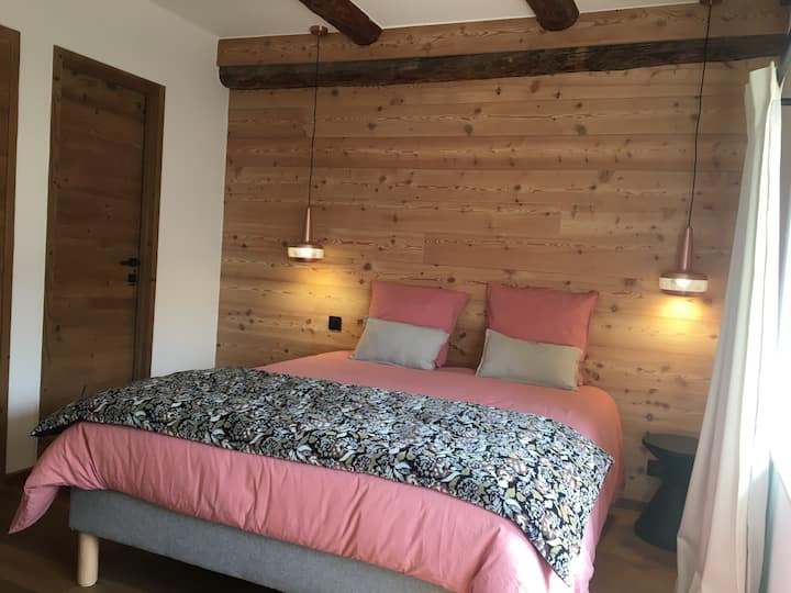 „Seoska” spavaća soba s krevetom 160, privatna kupaonica s kadom i WC-om, ormar i radni stol Pogled na selo. 