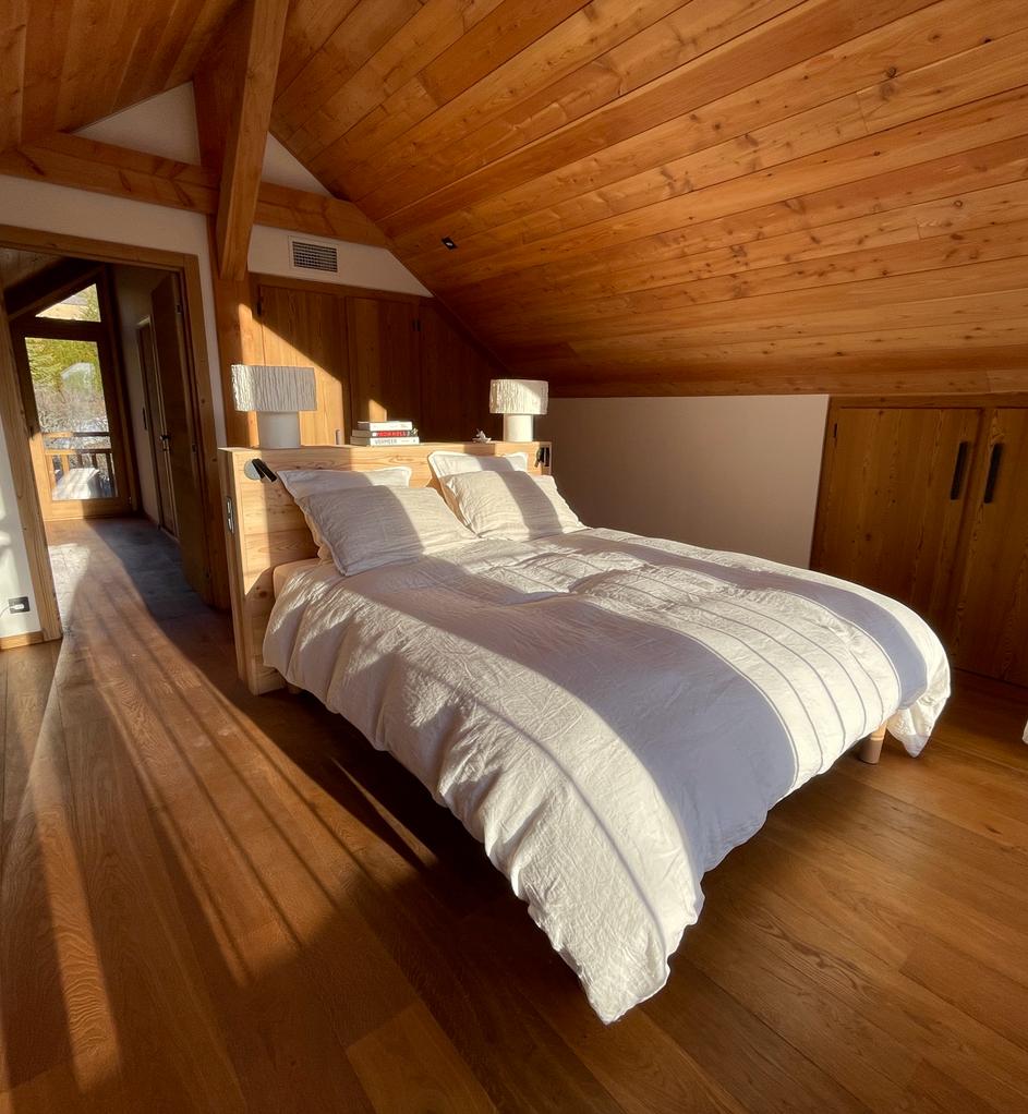 סוויטה ראשית בקומה העליונה עם נוף נהדר להרים. 
שטח פרטי של 30 מ"ר כולל חדר רחצה עם מקלחת, אמבטיה ושירותים, מרווח וחדר שינה עם מיטה זוגית 160 ומיטת יחיד של 90. 
