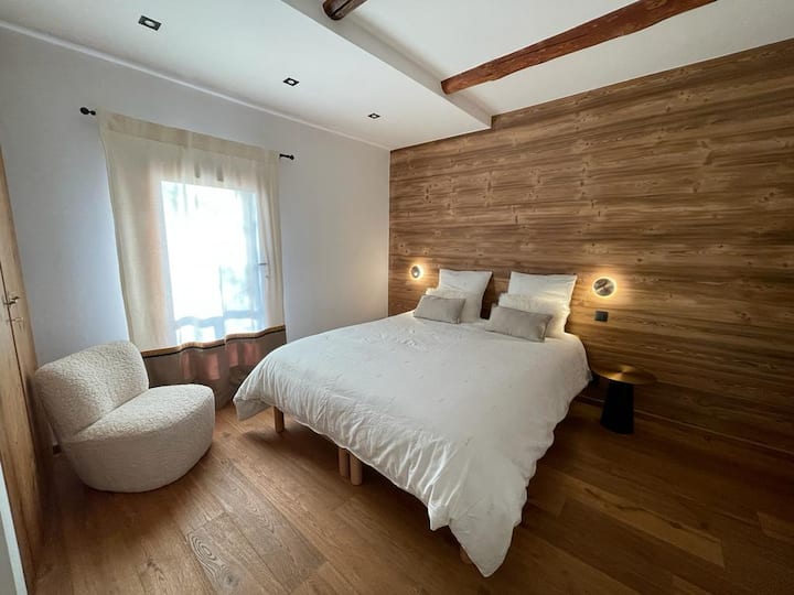 „Prorel” soba s 160 kreveta, malim balkonom i velikim ormarićem. Sopstvena tuš-kabina s tušem, umivaonikom i WC-om.  