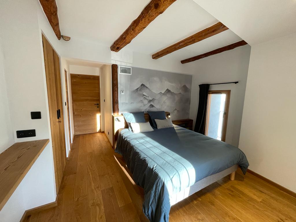 חדר "מונטיין" עם 160 מיטות, ארון, חשיפה כפולה להרים ובכפר. חדר רחצה צמוד עם כיור, מקלחת ושירותים.