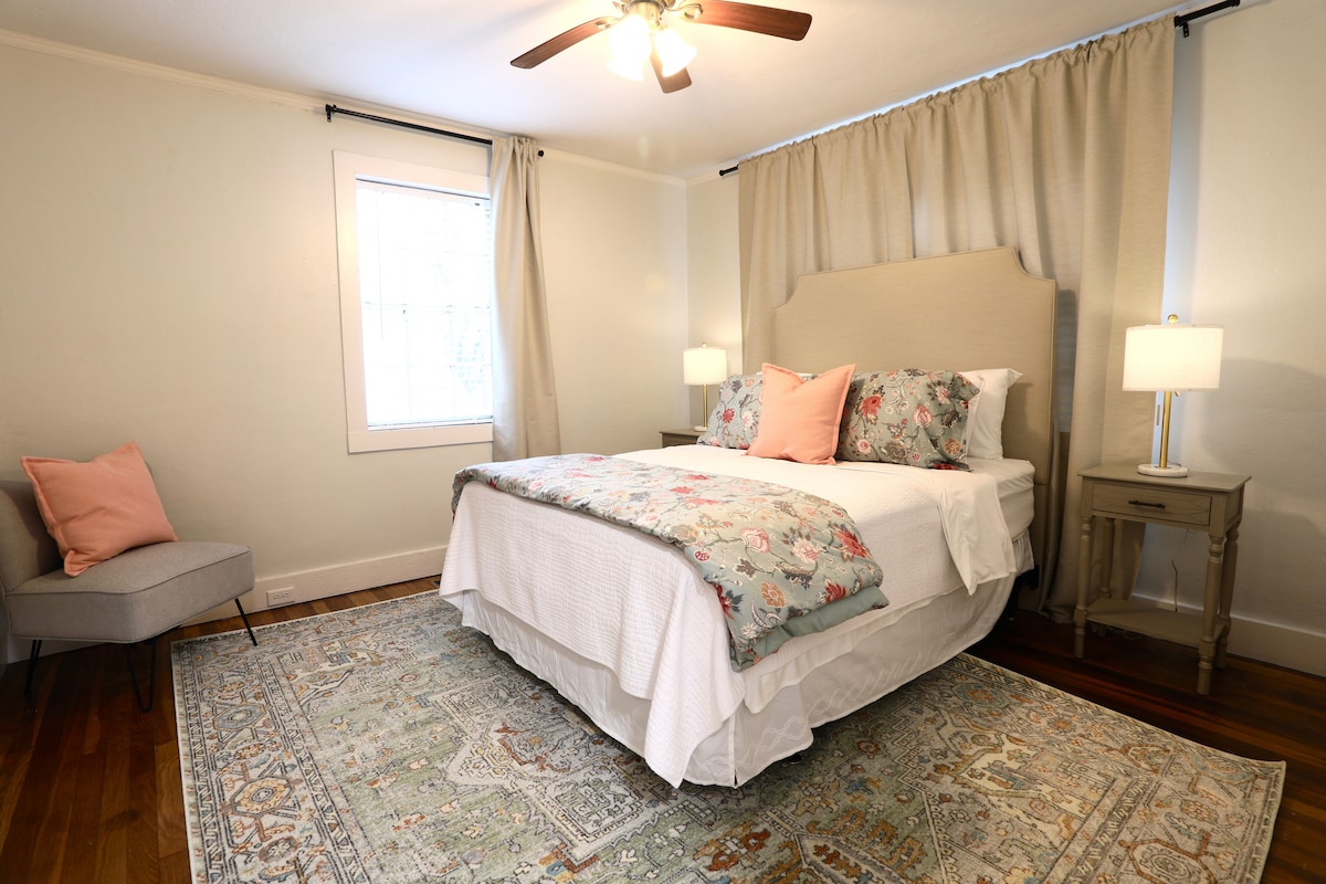 Тихо място за отдих с удобно двойно легло и спокойна атмосфера.