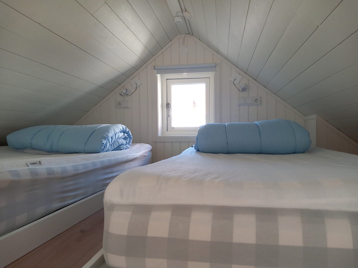 ลอฟท์นอนมีเตียงนอนสบาย 2 เตียงกว้าง 105 ซม.