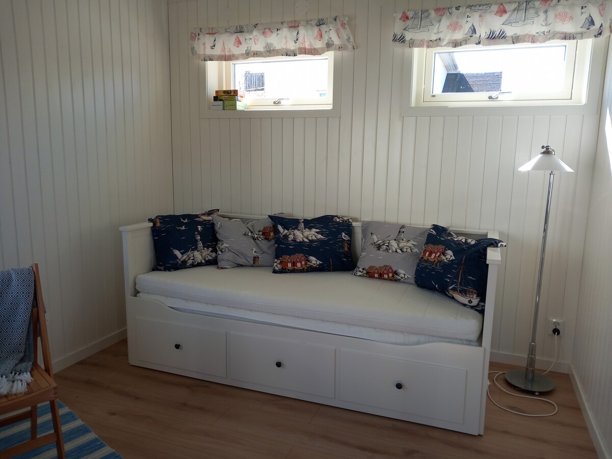 โซฟาเปลี่ยนเป็นเตียงคู่ได้อย่างง่ายดายซึ่งจะกว้าง 160 ซม.