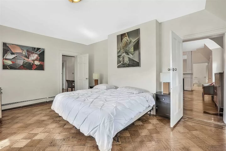 ห้องนอนพร้อมเตียงคิงไซส์