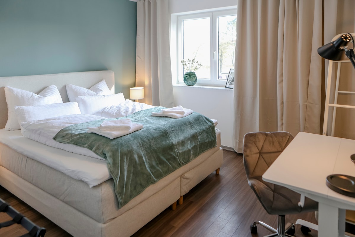 In diesem liebevoll dekoriertem Zimmer findest du ein super bequemes Bett, Stauraum und einen Tisch vor.

In diesem liebevoll eingerichteten Zimmer findest du ein super bequemes Bett, Stauraum und einen Tisch.