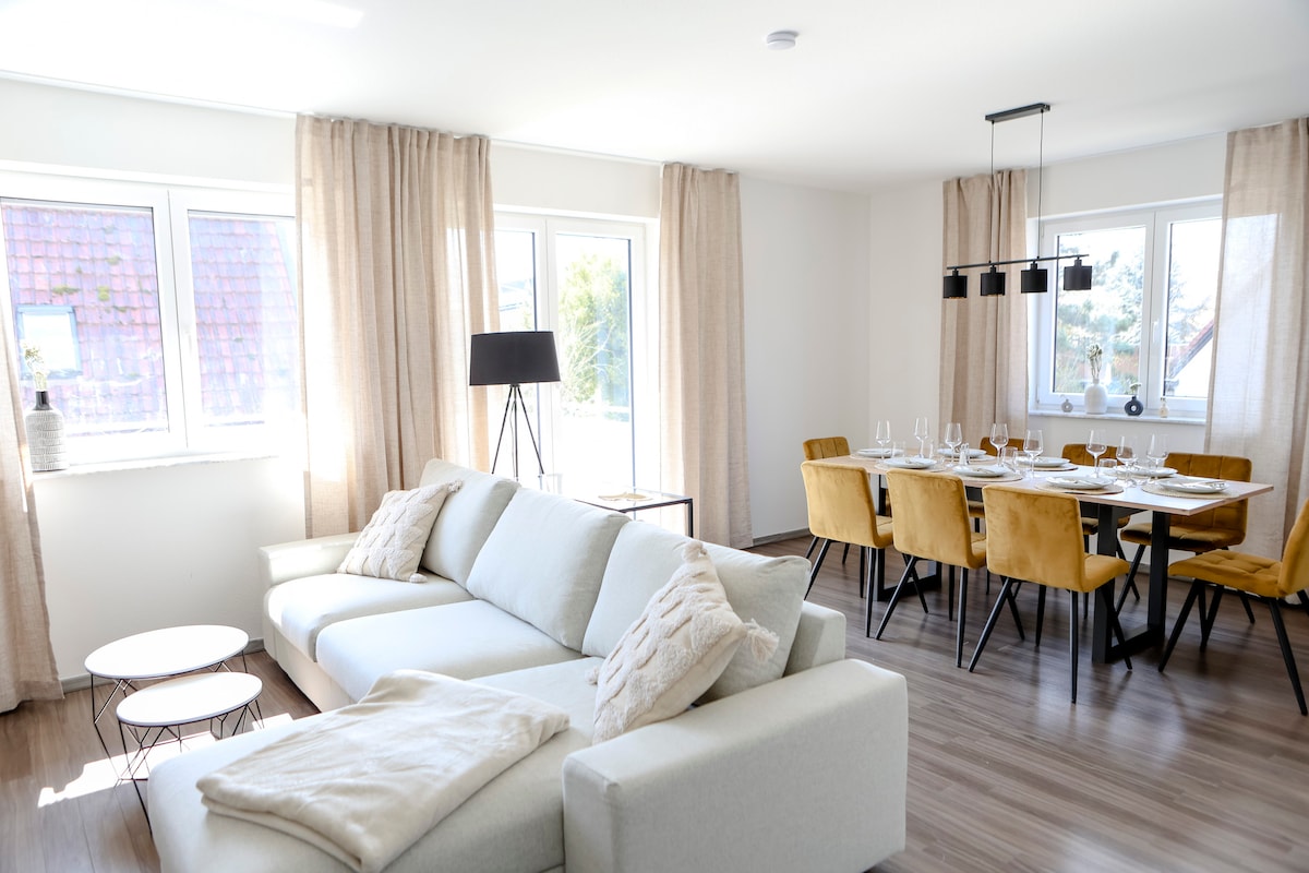 Blick auf das Sofa und den Essbereich. Elegante Leinenvorhänge schaffen eine gemütliche Atmosphäre, die du lieben wirst.

Blick auf das Sofa und den Essbereich. Elegante Leinenvorhänge schaffen eine gemütliche Atmosphäre, die Sie lieben werden.