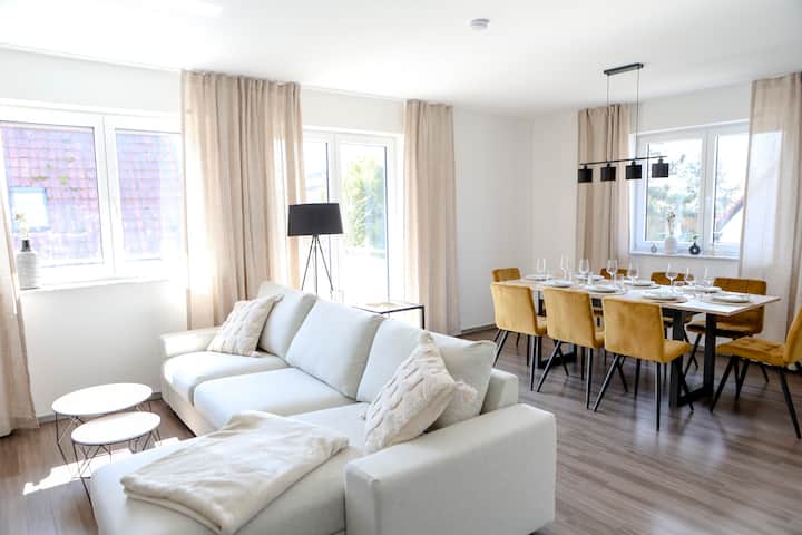 Blick auf das Sofa und den Essbereich. Elegante Leinenvorhänge schaffen eine gemütliche Atmosphäre, die du lieben wirst.

Blick auf das Sofa und den Essbereich. Elegante Leinenvorhänge schaffen eine gemütliche Atmosphäre, die Sie lieben werden.