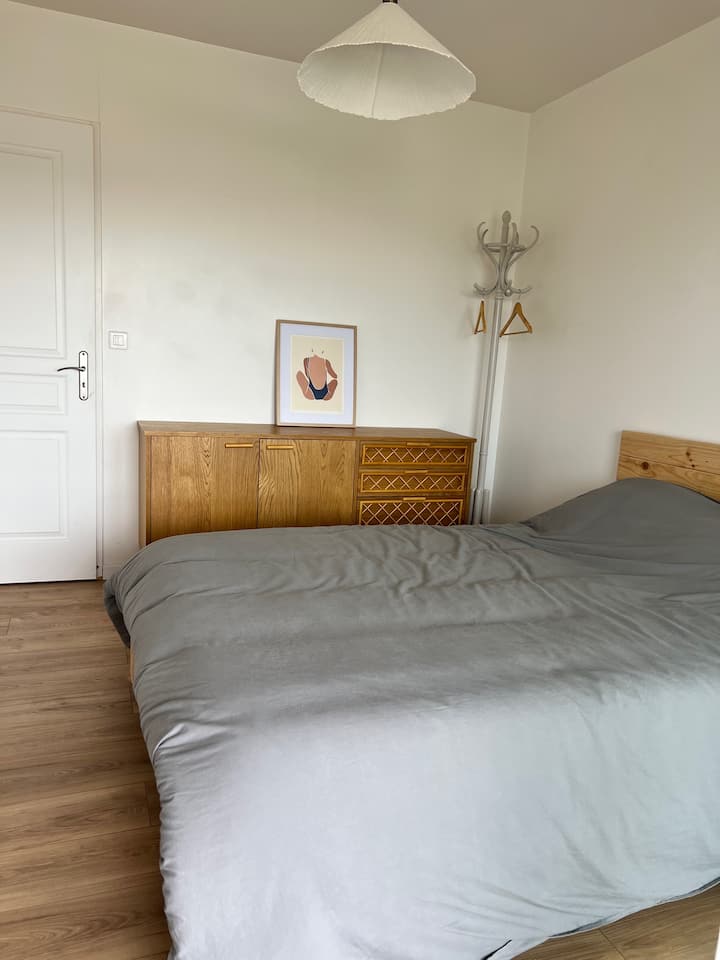 1. spálňa je sladká, tak dobre odpočívame na manželskej posteli (140 x 200 cm)! Čistá výzdoba, ktorá spočíva vo všetkých našich zmysloch a kde sú naše sny jednoducho krásne a relaxačné!