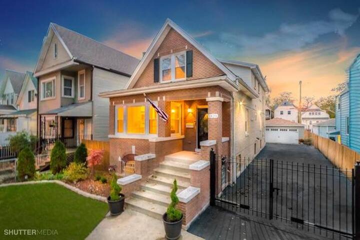 H&H 1896 – Spacious, Fully Stocked, & Free Parking gallery image 5