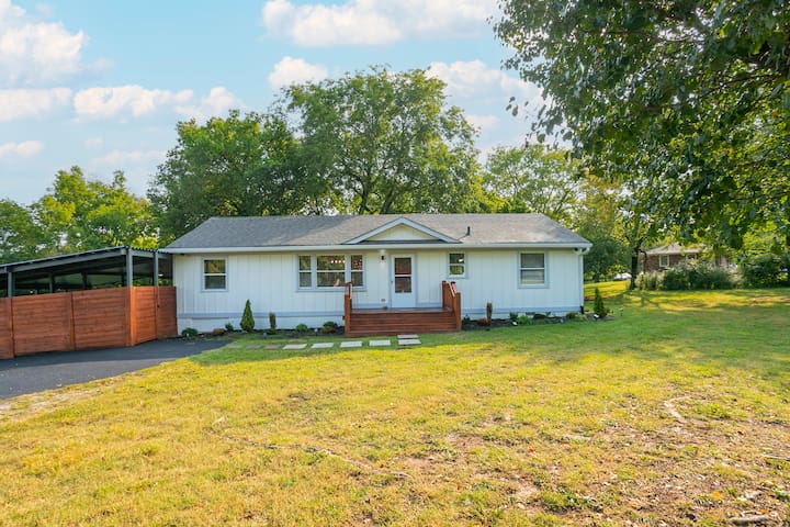 Fun Nashville Retreat w/ HOT TUB
