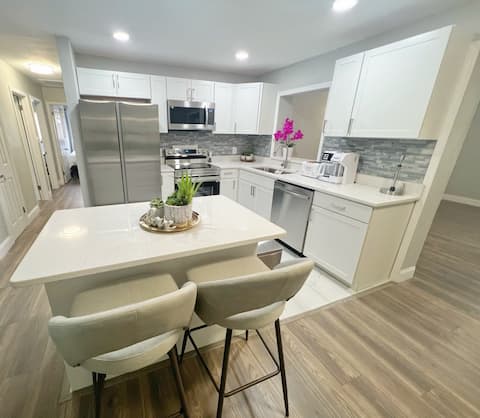 4BR/2.5BTH Beautiful home with covered patio/BBQ