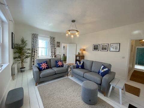 Successful Airbnb property: Fresh seaside apartment 150m to beach with parking in Ventnor