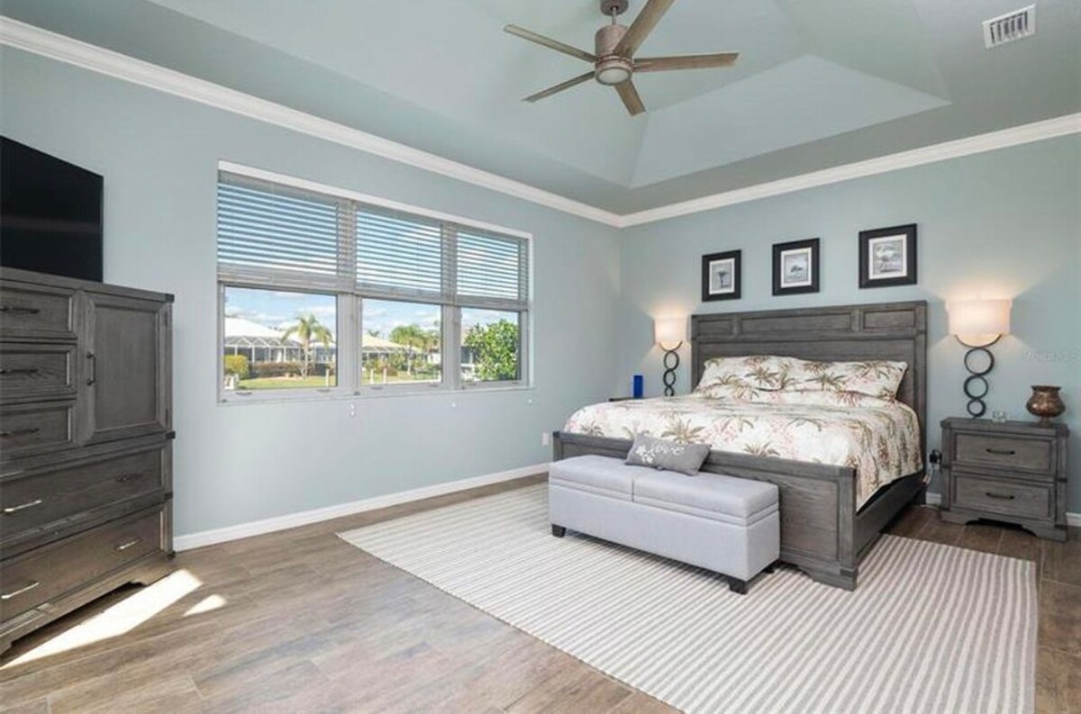 bedrrom 1: Cama tamaño king tamaño king, armarios suyos y de ella, baño principal con ducha, puerta corrediza al patio de la piscina