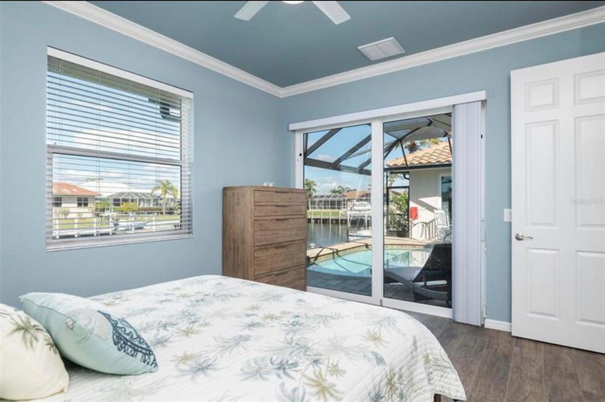 dormitorio 2: cama tamaño queen, armario grande. Puerta corrediza al patio de la piscina.