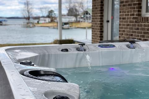 Lakefront Luxury: Hot Tub, Sleeps 12, Gentle Slope