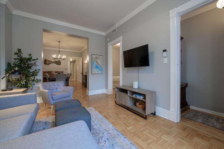 Vintage Walk-up in Old Town gallery image 3