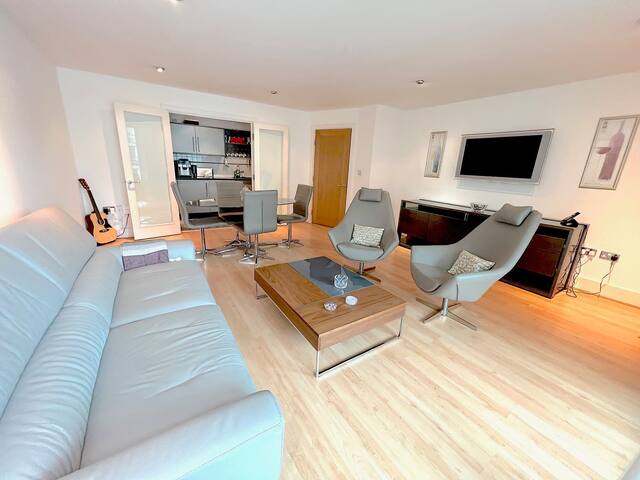 Modern Flat in Central London with Thames view gallery image 2