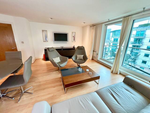 Modern Flat in Central London with Thames view gallery image 3